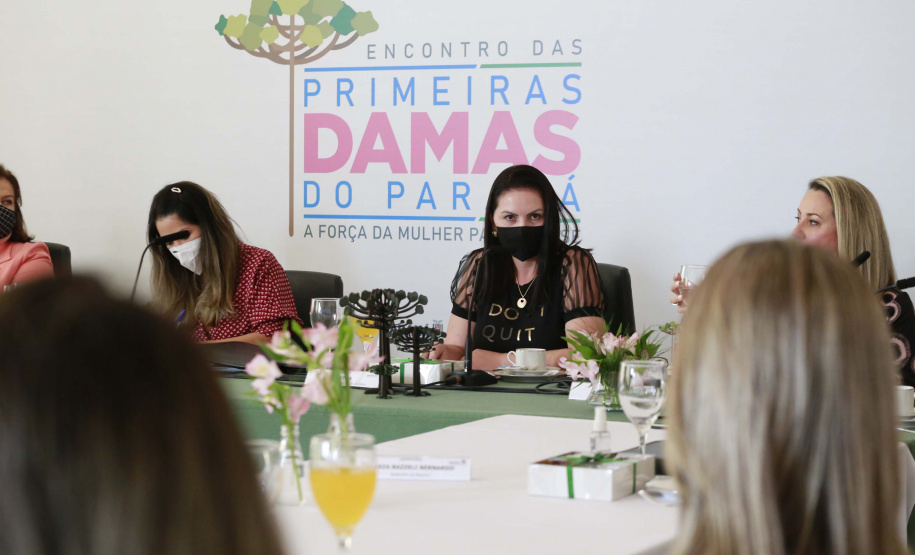 A primeira-dama do Paraná, Luciana Saito Massa, presidiu nesta terça-feira (4), em Curitiba, o primeiro Encontro de Primeiras-Damas do Paraná. A iniciativa tem como objetivo promover um debate entre as primeiras-damas de todos os municípios paranaenses sobre políticas públicas direcionadas à área social e à mulher.