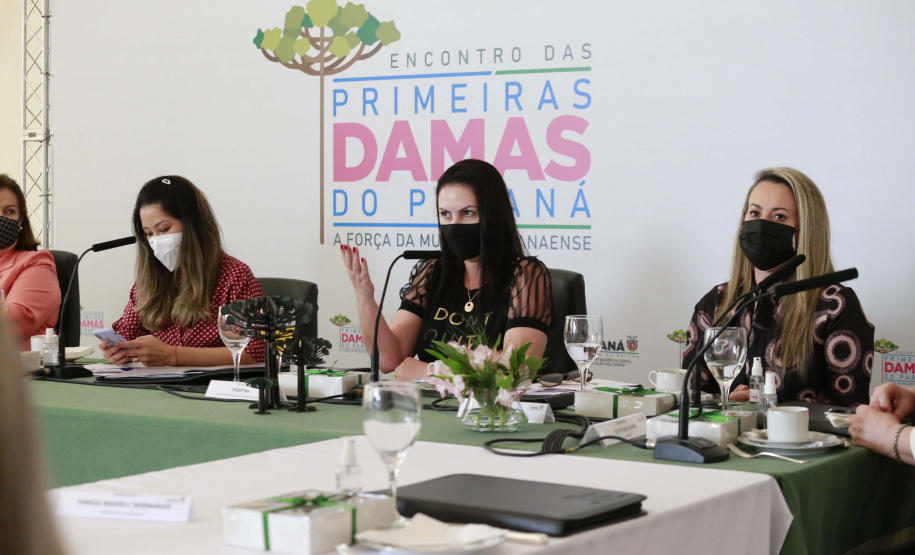A primeira-dama do Paraná, Luciana Saito Massa, presidiu nesta terça-feira (4), em Curitiba, o primeiro Encontro de Primeiras-Damas do Paraná. A iniciativa tem como objetivo promover um debate entre as primeiras-damas de todos os municípios paranaenses sobre políticas públicas direcionadas à área social e à mulher.