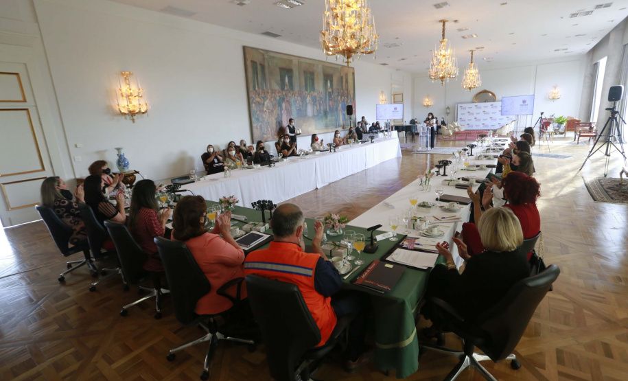 A primeira-dama do Paraná, Luciana Saito Massa, presidiu nesta terça-feira (4), em Curitiba, o primeiro Encontro de Primeiras-Damas do Paraná. A iniciativa tem como objetivo promover um debate entre as primeiras-damas de todos os municípios paranaenses sobre políticas públicas direcionadas à área social e à mulher.