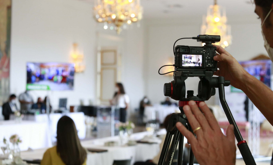 A primeira-dama do Paraná, Luciana Saito Massa, presidiu nesta terça-feira (4), em Curitiba, o primeiro Encontro de Primeiras-Damas do Paraná. A iniciativa tem como objetivo promover um debate entre as primeiras-damas de todos os municípios paranaenses sobre políticas públicas direcionadas à área social e à mulher.