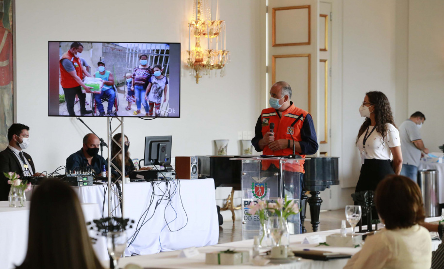 A primeira-dama do Paraná, Luciana Saito Massa, presidiu nesta terça-feira (4), em Curitiba, o primeiro Encontro de Primeiras-Damas do Paraná. A iniciativa tem como objetivo promover um debate entre as primeiras-damas de todos os municípios paranaenses sobre políticas públicas direcionadas à área social e à mulher.