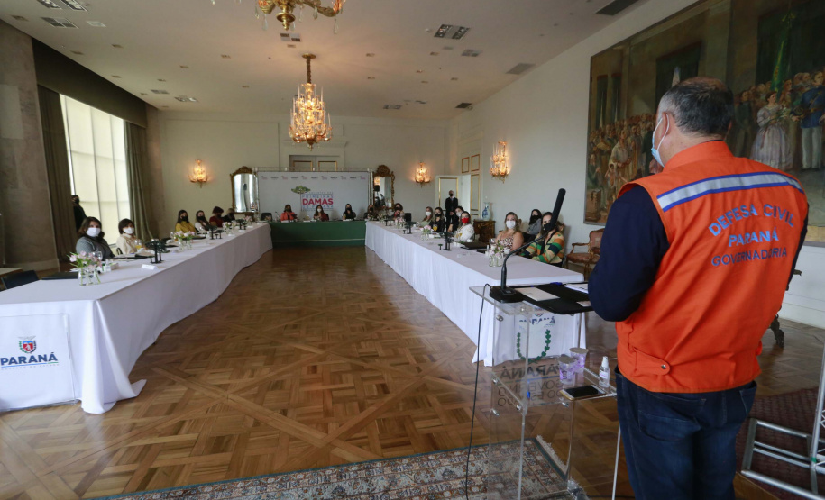 A primeira-dama do Paraná, Luciana Saito Massa, presidiu nesta terça-feira (4), em Curitiba, o primeiro Encontro de Primeiras-Damas do Paraná. A iniciativa tem como objetivo promover um debate entre as primeiras-damas de todos os municípios paranaenses sobre políticas públicas direcionadas à área social e à mulher.