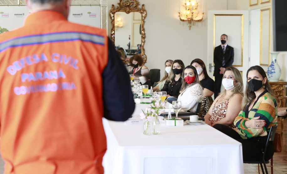 A primeira-dama do Paraná, Luciana Saito Massa, presidiu nesta terça-feira (4), em Curitiba, o primeiro Encontro de Primeiras-Damas do Paraná. A iniciativa tem como objetivo promover um debate entre as primeiras-damas de todos os municípios paranaenses sobre políticas públicas direcionadas à área social e à mulher.