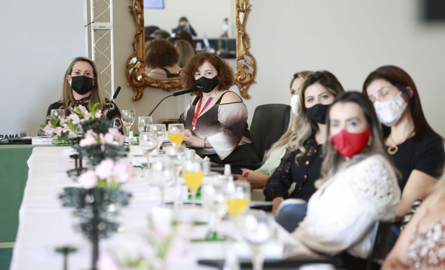 A primeira-dama do Paraná, Luciana Saito Massa, presidiu nesta terça-feira (4), em Curitiba, o primeiro Encontro de Primeiras-Damas do Paraná. A iniciativa tem como objetivo promover um debate entre as primeiras-damas de todos os municípios paranaenses sobre políticas públicas direcionadas à área social e à mulher.