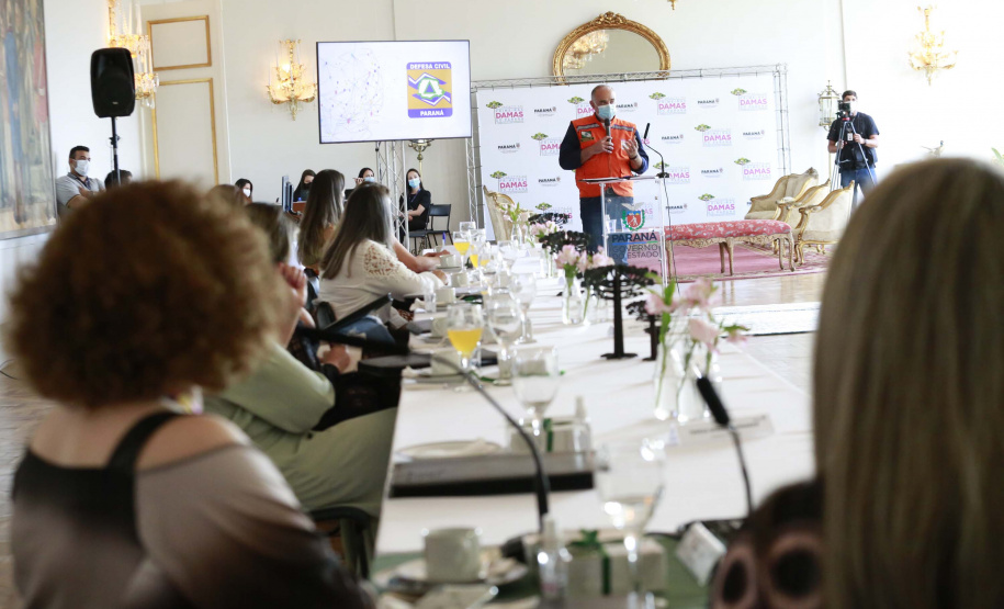 A primeira-dama do Paraná, Luciana Saito Massa, presidiu nesta terça-feira (4), em Curitiba, o primeiro Encontro de Primeiras-Damas do Paraná. A iniciativa tem como objetivo promover um debate entre as primeiras-damas de todos os municípios paranaenses sobre políticas públicas direcionadas à área social e à mulher.