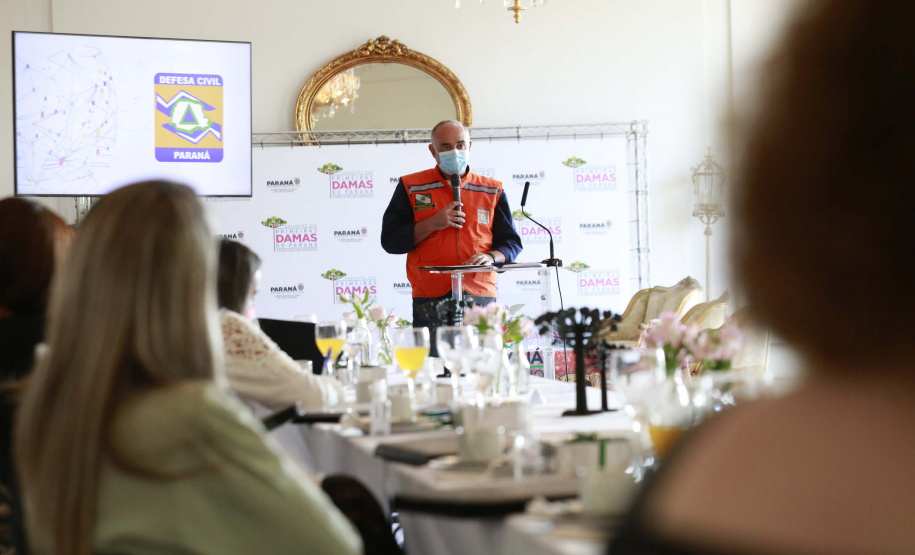 A primeira-dama do Paraná, Luciana Saito Massa, presidiu nesta terça-feira (4), em Curitiba, o primeiro Encontro de Primeiras-Damas do Paraná. A iniciativa tem como objetivo promover um debate entre as primeiras-damas de todos os municípios paranaenses sobre políticas públicas direcionadas à área social e à mulher.
