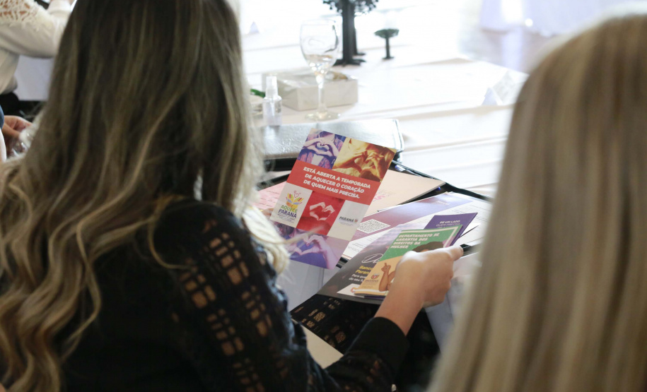 A primeira-dama do Paraná, Luciana Saito Massa, presidiu nesta terça-feira (4), em Curitiba, o primeiro Encontro de Primeiras-Damas do Paraná. A iniciativa tem como objetivo promover um debate entre as primeiras-damas de todos os municípios paranaenses sobre políticas públicas direcionadas à área social e à mulher.