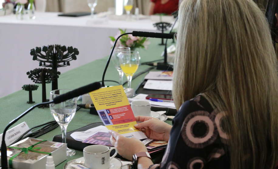 A primeira-dama do Paraná, Luciana Saito Massa, presidiu nesta terça-feira (4), em Curitiba, o primeiro Encontro de Primeiras-Damas do Paraná. A iniciativa tem como objetivo promover um debate entre as primeiras-damas de todos os municípios paranaenses sobre políticas públicas direcionadas à área social e à mulher.