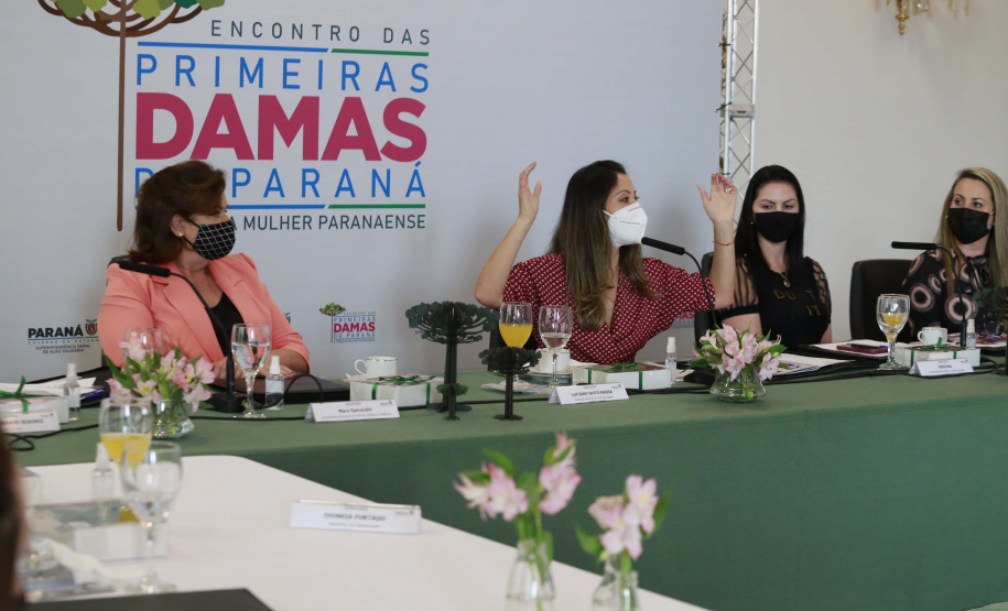 A primeira-dama do Paraná, Luciana Saito Massa, presidiu nesta terça-feira (4), em Curitiba, o primeiro Encontro de Primeiras-Damas do Paraná. A iniciativa tem como objetivo promover um debate entre as primeiras-damas de todos os municípios paranaenses sobre políticas públicas direcionadas à área social e à mulher.
