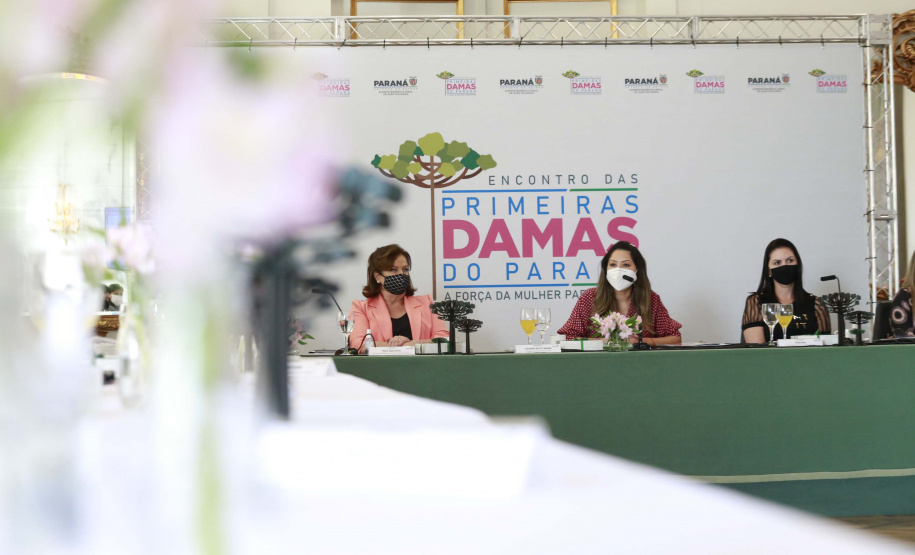A primeira-dama do Paraná, Luciana Saito Massa, presidiu nesta terça-feira (4), em Curitiba, o primeiro Encontro de Primeiras-Damas do Paraná. A iniciativa tem como objetivo promover um debate entre as primeiras-damas de todos os municípios paranaenses sobre políticas públicas direcionadas à área social e à mulher.