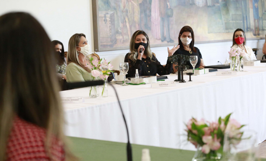 A primeira-dama do Paraná, Luciana Saito Massa, presidiu nesta terça-feira (4), em Curitiba, o primeiro Encontro de Primeiras-Damas do Paraná. A iniciativa tem como objetivo promover um debate entre as primeiras-damas de todos os municípios paranaenses sobre políticas públicas direcionadas à área social e à mulher.