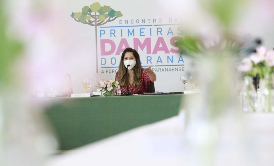 A primeira-dama do Paraná, Luciana Saito Massa, presidiu nesta terça-feira (4), em Curitiba, o primeiro Encontro de Primeiras-Damas do Paraná. A iniciativa tem como objetivo promover um debate entre as primeiras-damas de todos os municípios paranaenses sobre políticas públicas direcionadas à área social e à mulher.