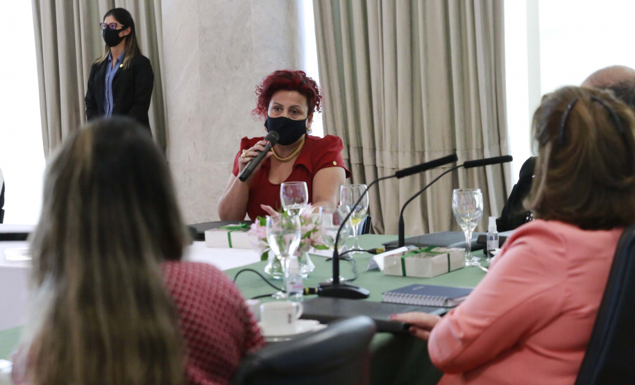 A primeira-dama do Paraná, Luciana Saito Massa, presidiu nesta terça-feira (4), em Curitiba, o primeiro Encontro de Primeiras-Damas do Paraná. A iniciativa tem como objetivo promover um debate entre as primeiras-damas de todos os municípios paranaenses sobre políticas públicas direcionadas à área social e à mulher.
