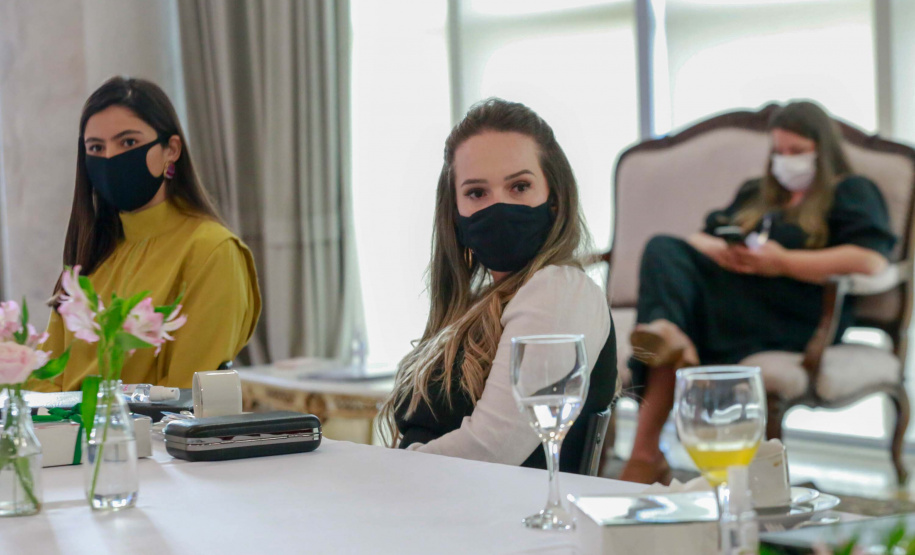 A primeira-dama do Paraná, Luciana Saito Massa, presidiu nesta terça-feira (4), em Curitiba, o primeiro Encontro de Primeiras-Damas do Paraná. A iniciativa tem como objetivo promover um debate entre as primeiras-damas de todos os municípios paranaenses sobre políticas públicas direcionadas à área social e à mulher.