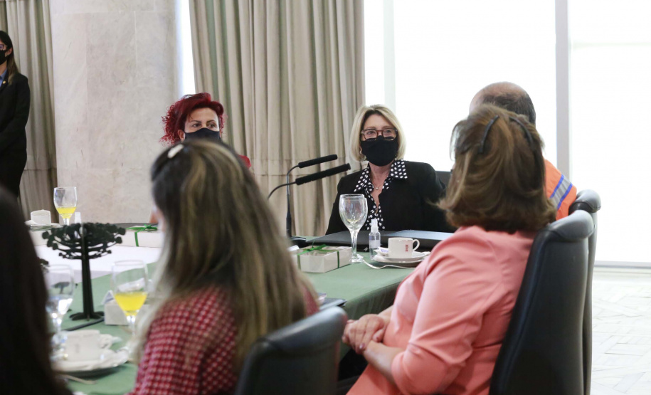 A primeira-dama do Paraná, Luciana Saito Massa, presidiu nesta terça-feira (4), em Curitiba, o primeiro Encontro de Primeiras-Damas do Paraná. A iniciativa tem como objetivo promover um debate entre as primeiras-damas de todos os municípios paranaenses sobre políticas públicas direcionadas à área social e à mulher.