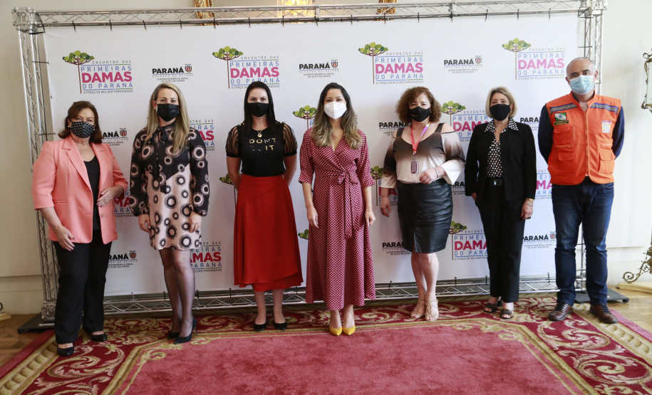 A primeira-dama do Paraná, Luciana Saito Massa, presidiu nesta terça-feira (4), em Curitiba, o primeiro Encontro de Primeiras-Damas do Paraná. A iniciativa tem como objetivo promover um debate entre as primeiras-damas de todos os municípios paranaenses sobre políticas públicas direcionadas à área social e à mulher.