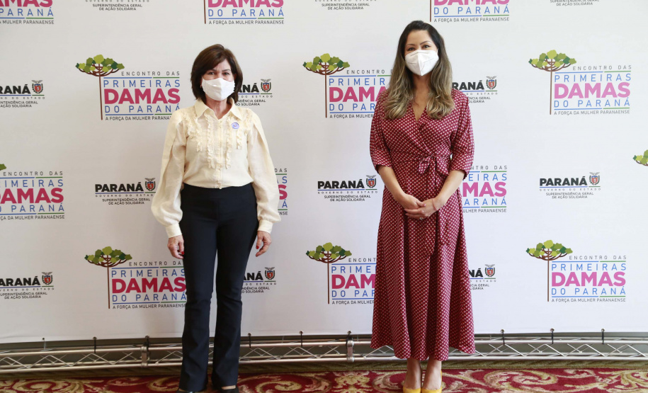 A primeira-dama do Paraná, Luciana Saito Massa, presidiu nesta terça-feira (4), em Curitiba, o primeiro Encontro de Primeiras-Damas do Paraná. A iniciativa tem como objetivo promover um debate entre as primeiras-damas de todos os municípios paranaenses sobre políticas públicas direcionadas à área social e à mulher.