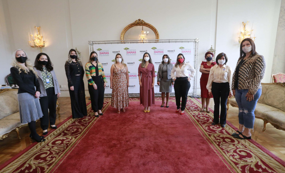 A primeira-dama do Paraná, Luciana Saito Massa, presidiu nesta terça-feira (4), em Curitiba, o primeiro Encontro de Primeiras-Damas do Paraná. A iniciativa tem como objetivo promover um debate entre as primeiras-damas de todos os municípios paranaenses sobre políticas públicas direcionadas à área social e à mulher.