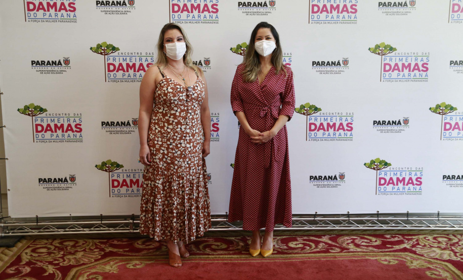 A primeira-dama do Paraná, Luciana Saito Massa, presidiu nesta terça-feira (4), em Curitiba, o primeiro Encontro de Primeiras-Damas do Paraná. A iniciativa tem como objetivo promover um debate entre as primeiras-damas de todos os municípios paranaenses sobre políticas públicas direcionadas à área social e à mulher.
