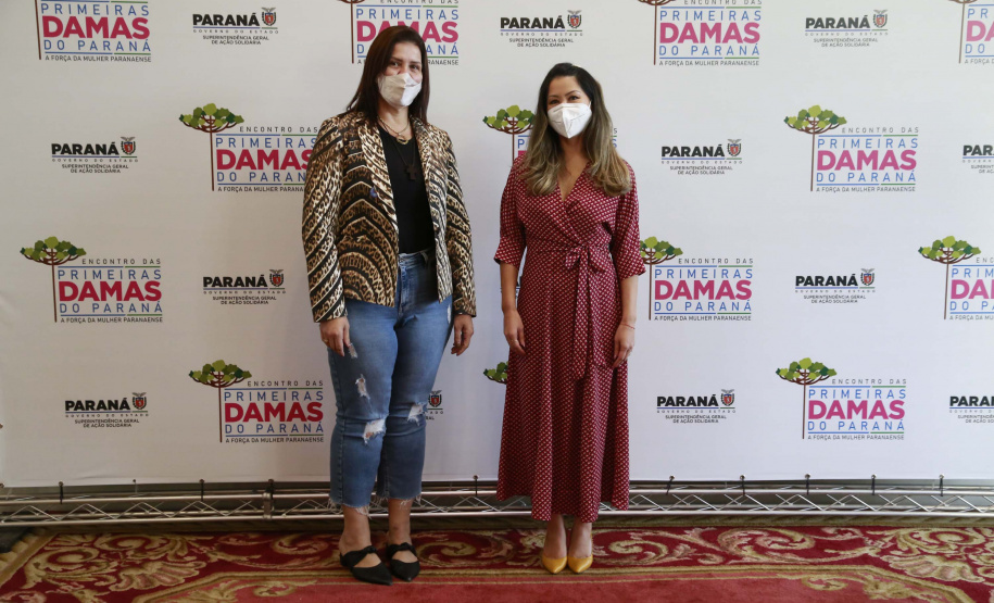 A primeira-dama do Paraná, Luciana Saito Massa, presidiu nesta terça-feira (4), em Curitiba, o primeiro Encontro de Primeiras-Damas do Paraná. A iniciativa tem como objetivo promover um debate entre as primeiras-damas de todos os municípios paranaenses sobre políticas públicas direcionadas à área social e à mulher.