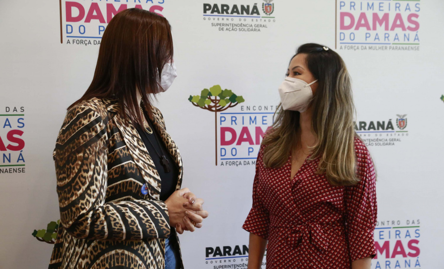 A primeira-dama do Paraná, Luciana Saito Massa, presidiu nesta terça-feira (4), em Curitiba, o primeiro Encontro de Primeiras-Damas do Paraná. A iniciativa tem como objetivo promover um debate entre as primeiras-damas de todos os municípios paranaenses sobre políticas públicas direcionadas à área social e à mulher.