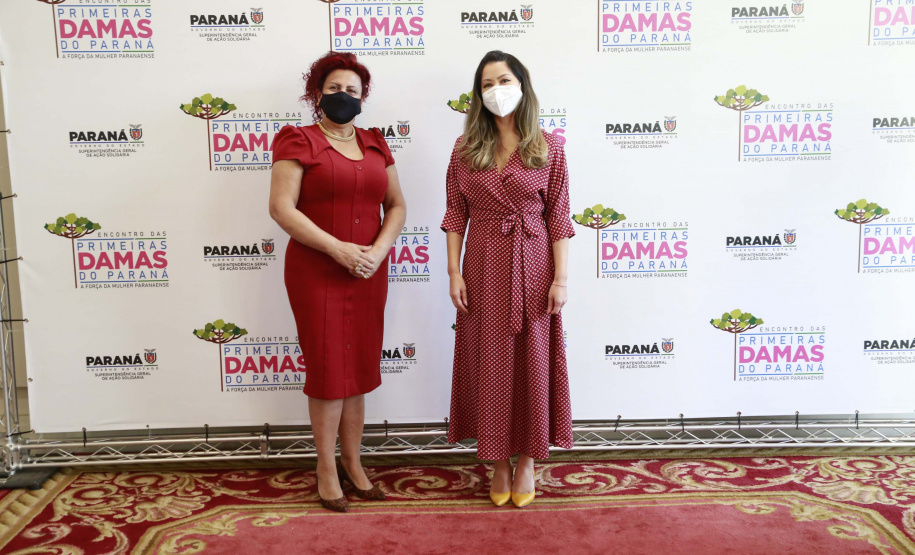 A primeira-dama do Paraná, Luciana Saito Massa, presidiu nesta terça-feira (4), em Curitiba, o primeiro Encontro de Primeiras-Damas do Paraná. A iniciativa tem como objetivo promover um debate entre as primeiras-damas de todos os municípios paranaenses sobre políticas públicas direcionadas à área social e à mulher.