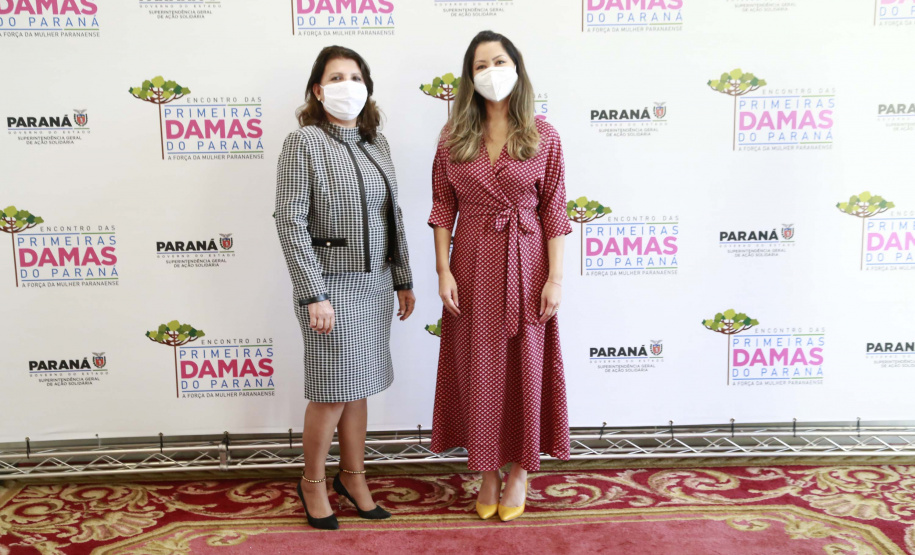 A primeira-dama do Paraná, Luciana Saito Massa, presidiu nesta terça-feira (4), em Curitiba, o primeiro Encontro de Primeiras-Damas do Paraná. A iniciativa tem como objetivo promover um debate entre as primeiras-damas de todos os municípios paranaenses sobre políticas públicas direcionadas à área social e à mulher.