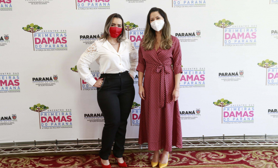 A primeira-dama do Paraná, Luciana Saito Massa, presidiu nesta terça-feira (4), em Curitiba, o primeiro Encontro de Primeiras-Damas do Paraná. A iniciativa tem como objetivo promover um debate entre as primeiras-damas de todos os municípios paranaenses sobre políticas públicas direcionadas à área social e à mulher.