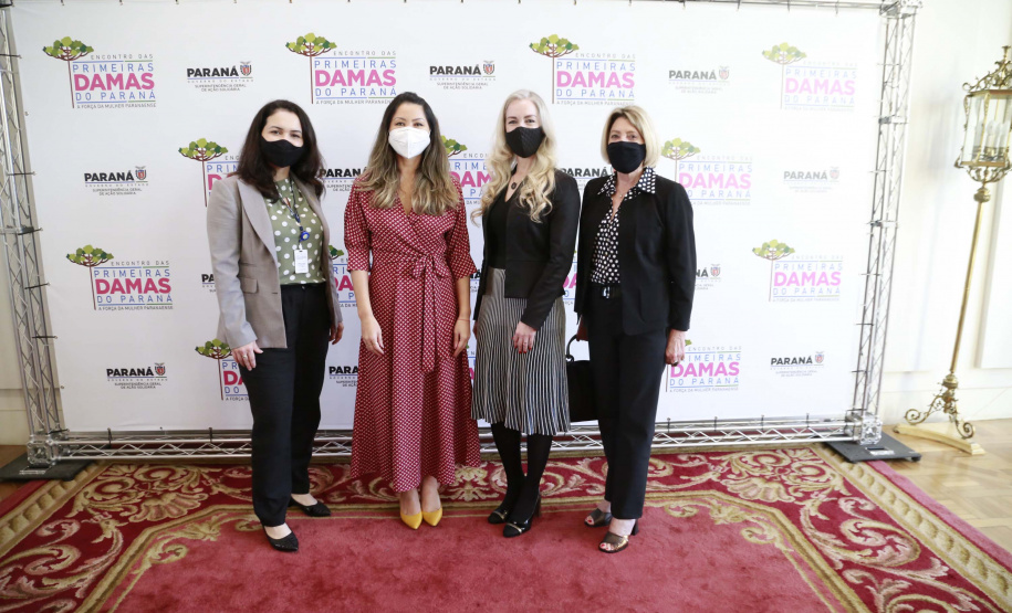 A primeira-dama do Paraná, Luciana Saito Massa, presidiu nesta terça-feira (4), em Curitiba, o primeiro Encontro de Primeiras-Damas do Paraná. A iniciativa tem como objetivo promover um debate entre as primeiras-damas de todos os municípios paranaenses sobre políticas públicas direcionadas à área social e à mulher.