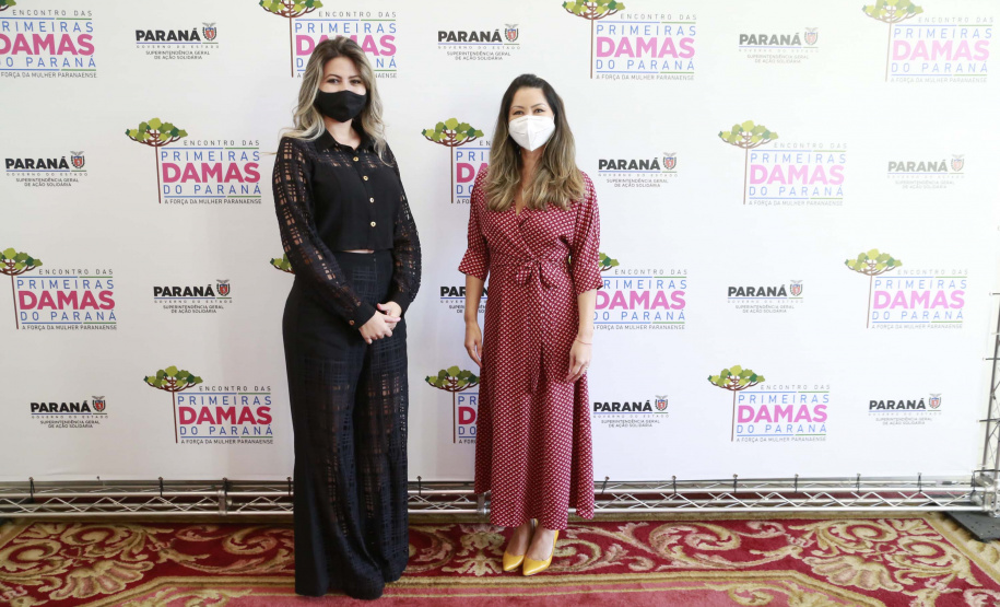 A primeira-dama do Paraná, Luciana Saito Massa, presidiu nesta terça-feira (4), em Curitiba, o primeiro Encontro de Primeiras-Damas do Paraná. A iniciativa tem como objetivo promover um debate entre as primeiras-damas de todos os municípios paranaenses sobre políticas públicas direcionadas à área social e à mulher.