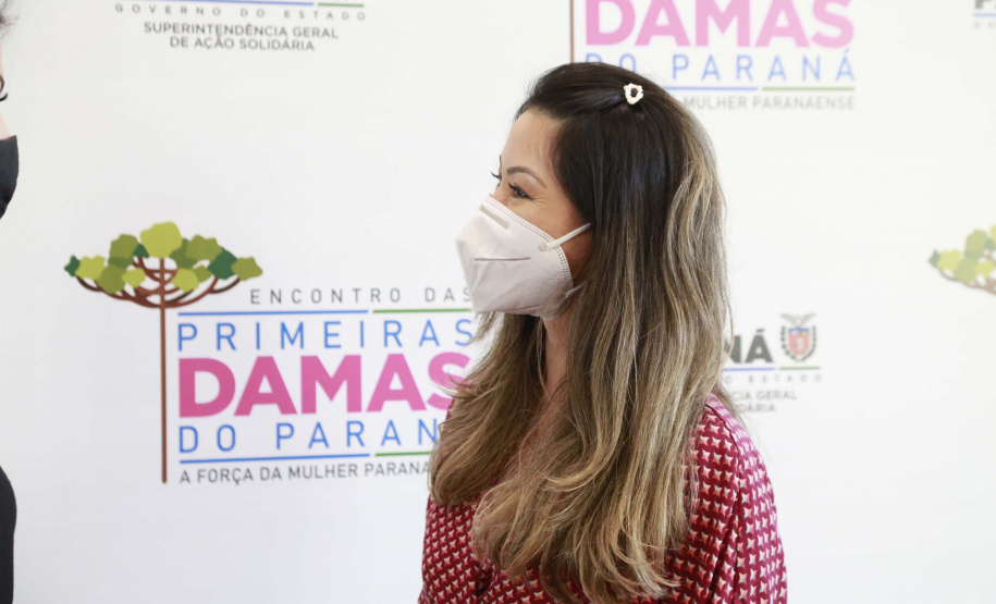 A primeira-dama do Paraná, Luciana Saito Massa, presidiu nesta terça-feira (4), em Curitiba, o primeiro Encontro de Primeiras-Damas do Paraná. A iniciativa tem como objetivo promover um debate entre as primeiras-damas de todos os municípios paranaenses sobre políticas públicas direcionadas à área social e à mulher.