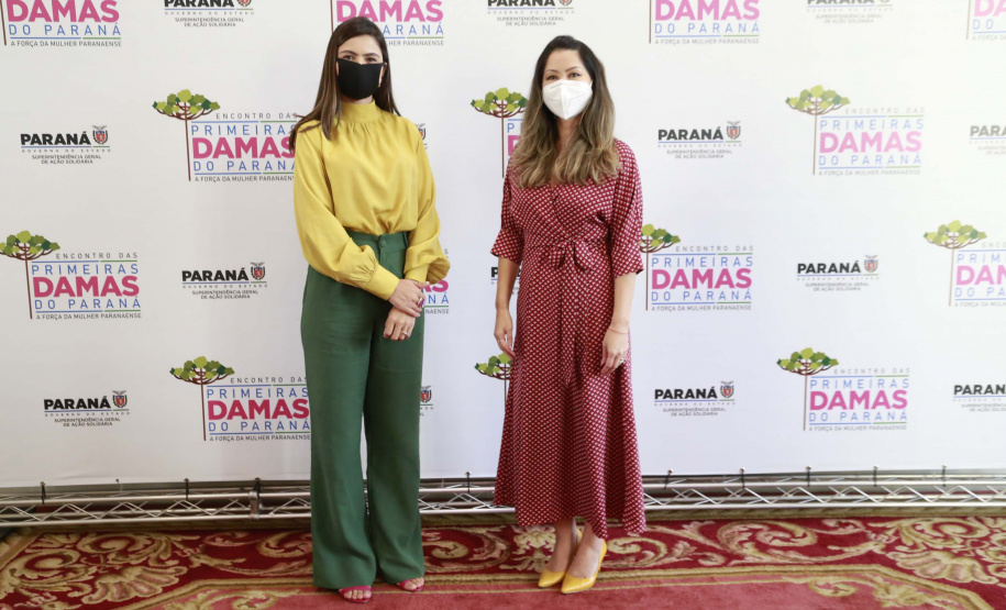 A primeira-dama do Paraná, Luciana Saito Massa, presidiu nesta terça-feira (4), em Curitiba, o primeiro Encontro de Primeiras-Damas do Paraná. A iniciativa tem como objetivo promover um debate entre as primeiras-damas de todos os municípios paranaenses sobre políticas públicas direcionadas à área social e à mulher.