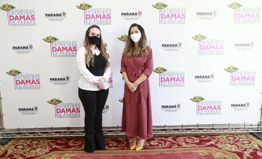 A primeira-dama do Paraná, Luciana Saito Massa, presidiu nesta terça-feira (4), em Curitiba, o primeiro Encontro de Primeiras-Damas do Paraná. A iniciativa tem como objetivo promover um debate entre as primeiras-damas de todos os municípios paranaenses sobre políticas públicas direcionadas à área social e à mulher.