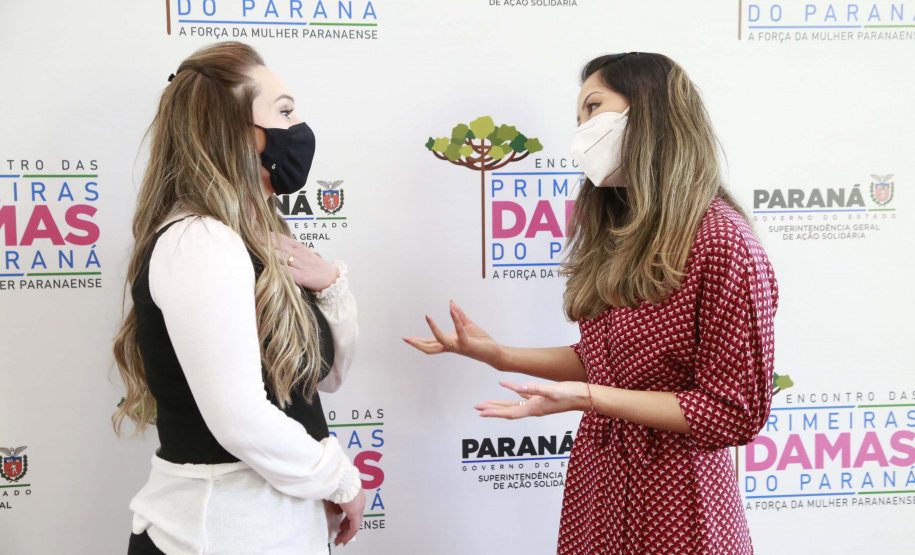 A primeira-dama do Paraná, Luciana Saito Massa, presidiu nesta terça-feira (4), em Curitiba, o primeiro Encontro de Primeiras-Damas do Paraná. A iniciativa tem como objetivo promover um debate entre as primeiras-damas de todos os municípios paranaenses sobre políticas públicas direcionadas à área social e à mulher.