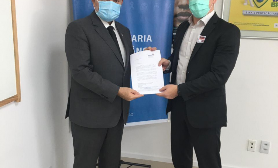 Paraná reitera pedido ao MS de mais vacinas aos trabalhadores da saúde. O diretor-geral da Sesa, Nestor Werner Junior, esteve novamente no Ministério da Saúde e colocou os números que representam a defasagem de 78.400 doses ao Estado para este grupo.  -  Foto: SESA