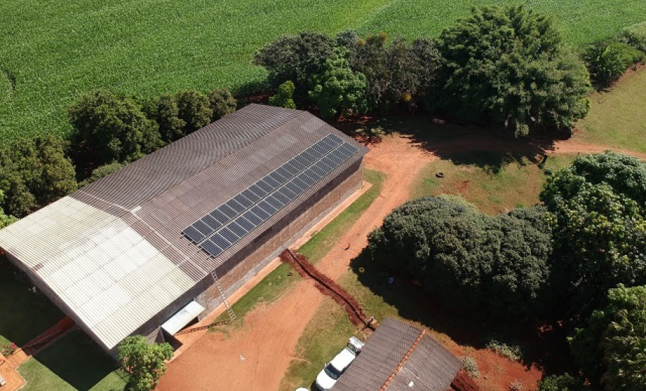 A energia solar pode contribuir consideravelmente para a reduzir as taxas de emissão de carbono de diversas atividades e ainda diminuir os custos das propriedades rurais. - Foto: IDR