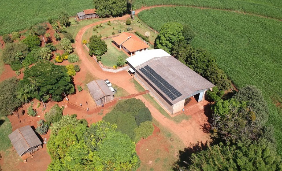 A energia solar pode contribuir consideravelmente para a reduzir as taxas de emissão de carbono de diversas atividades e ainda diminuir os custos das propriedades rurais. - Foto: IDR