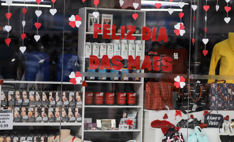 Menor Preço: aplicativo ajuda a economizar nas compras deste Dia das Mães. Foto: Geraldo Bubniak/AEN