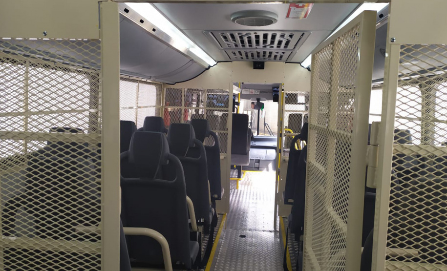 A Secretaria da Segurança Pública do Paraná recebeu nesta terça-feira (4) dois ônibus adaptados para escolta de presos oriundos do Ministério da Justiça e Segurança Pública (MJSP). Eles serão destinados ao Departamento Penitenciário do Paraná (Depen). O secretário Romulo Marinho Soares esteve em São Paulo para receber os veículos. - Curitiba, 05/05/2021 - Foto: SESP/PR