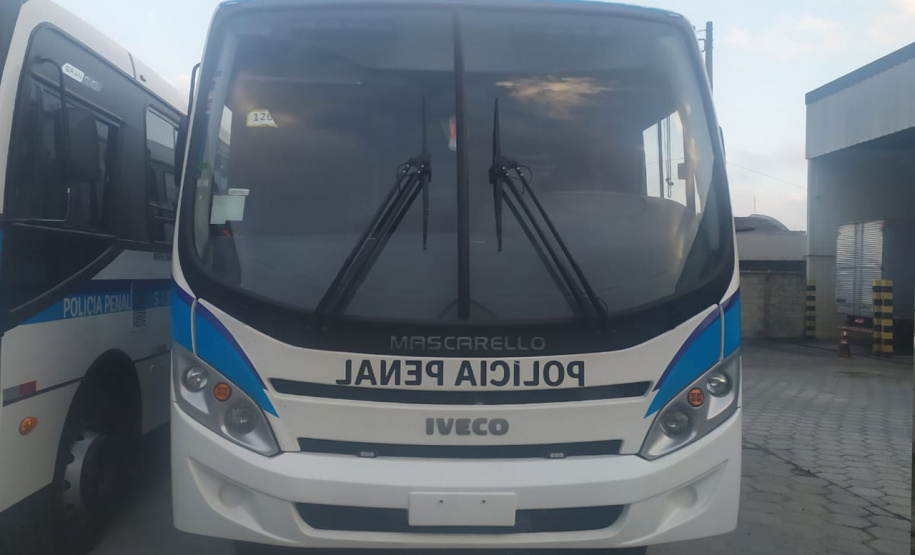 A Secretaria da Segurança Pública do Paraná recebeu nesta terça-feira (4) dois ônibus adaptados para escolta de presos oriundos do Ministério da Justiça e Segurança Pública (MJSP). Eles serão destinados ao Departamento Penitenciário do Paraná (Depen). O secretário Romulo Marinho Soares esteve em São Paulo para receber os veículos. - Curitiba, 05/05/2021 - Foto: SESP/PR