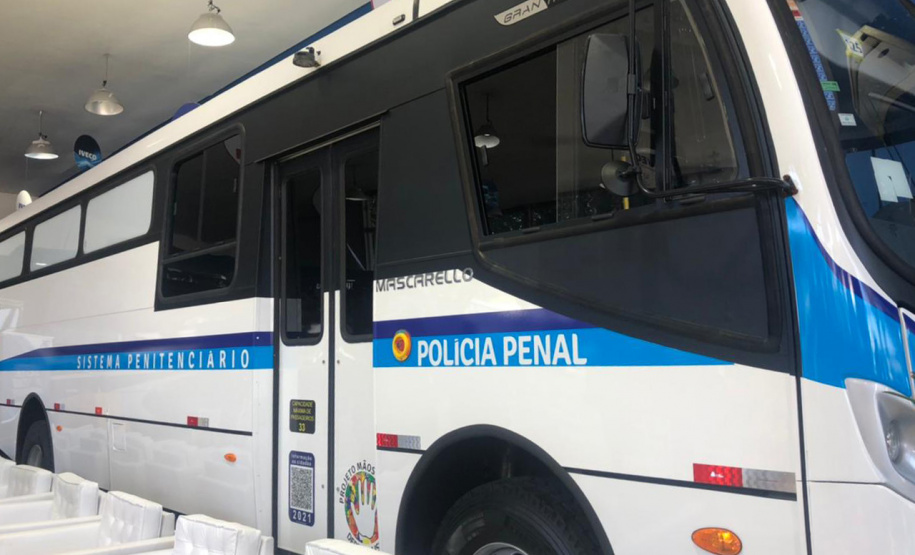 A Secretaria da Segurança Pública do Paraná recebeu nesta terça-feira (4) dois ônibus adaptados para escolta de presos oriundos do Ministério da Justiça e Segurança Pública (MJSP). Eles serão destinados ao Departamento Penitenciário do Paraná (Depen). O secretário Romulo Marinho Soares esteve em São Paulo para receber os veículos. - Curitiba, 05/05/2021 - Foto: SESP/PR