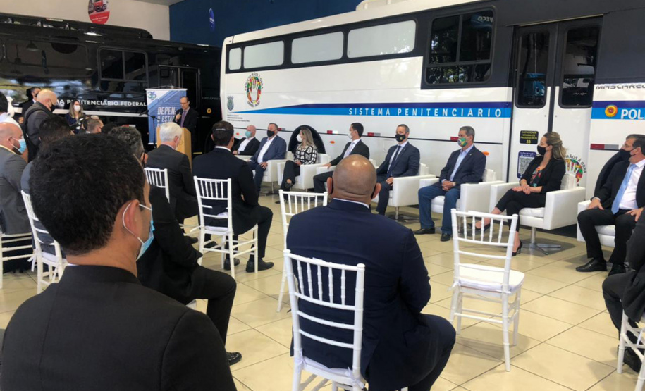 A Secretaria da Segurança Pública do Paraná recebeu nesta terça-feira (4) dois ônibus adaptados para escolta de presos oriundos do Ministério da Justiça e Segurança Pública (MJSP). Eles serão destinados ao Departamento Penitenciário do Paraná (Depen). O secretário Romulo Marinho Soares esteve em São Paulo para receber os veículos. - Curitiba, 05/05/2021 - Foto: SESP/PR