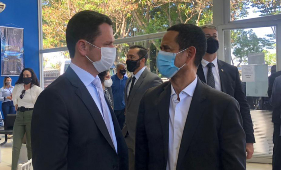 A Secretaria da Segurança Pública do Paraná recebeu nesta terça-feira (4) dois ônibus adaptados para escolta de presos oriundos do Ministério da Justiça e Segurança Pública (MJSP). Eles serão destinados ao Departamento Penitenciário do Paraná (Depen). O secretário Romulo Marinho Soares esteve em São Paulo para receber os veículos. - Curitiba, 05/05/2021 - Foto: SESP/PR