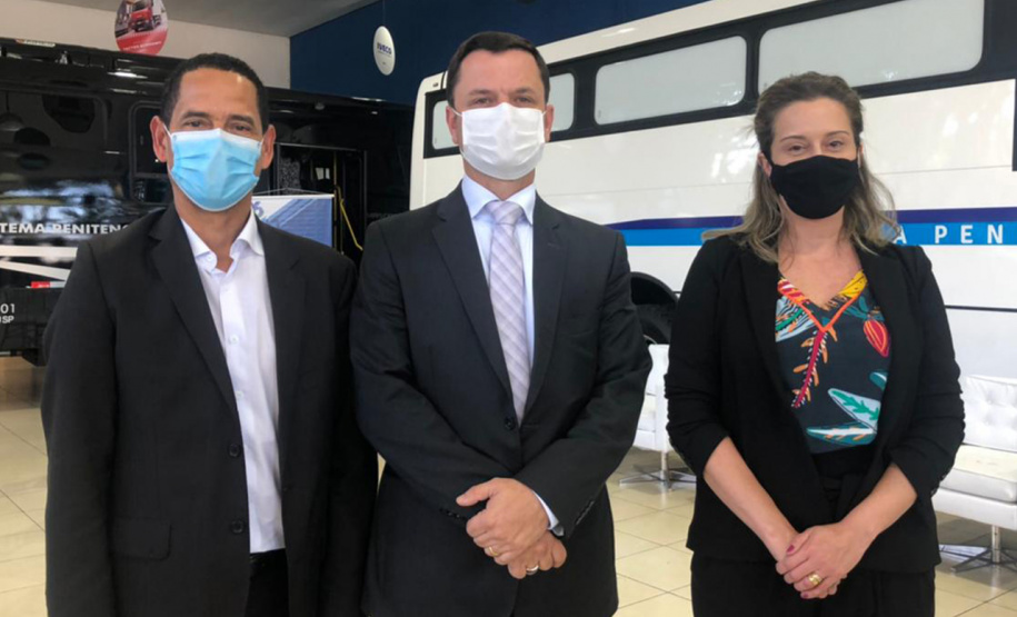 A Secretaria da Segurança Pública do Paraná recebeu nesta terça-feira (4) dois ônibus adaptados para escolta de presos oriundos do Ministério da Justiça e Segurança Pública (MJSP). Eles serão destinados ao Departamento Penitenciário do Paraná (Depen). O secretário Romulo Marinho Soares esteve em São Paulo para receber os veículos. - Curitiba, 05/05/2021 - Foto: SESP/PR