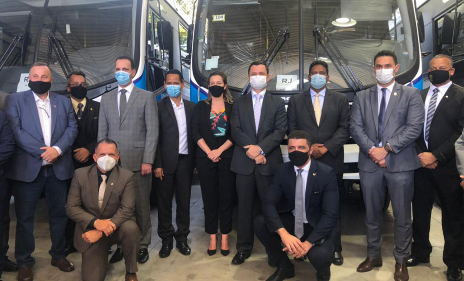 A Secretaria da Segurança Pública do Paraná recebeu nesta terça-feira (4) dois ônibus adaptados para escolta de presos oriundos do Ministério da Justiça e Segurança Pública (MJSP). Eles serão destinados ao Departamento Penitenciário do Paraná (Depen). O secretário Romulo Marinho Soares esteve em São Paulo para receber os veículos. - Curitiba, 05/05/2021 - Foto: SESP/PR