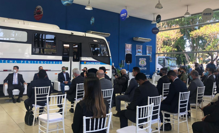 A Secretaria da Segurança Pública do Paraná recebeu nesta terça-feira (4) dois ônibus adaptados para escolta de presos oriundos do Ministério da Justiça e Segurança Pública (MJSP). Eles serão destinados ao Departamento Penitenciário do Paraná (Depen). O secretário Romulo Marinho Soares esteve em São Paulo para receber os veículos. - Curitiba, 05/05/2021 - Foto: SESP/PR