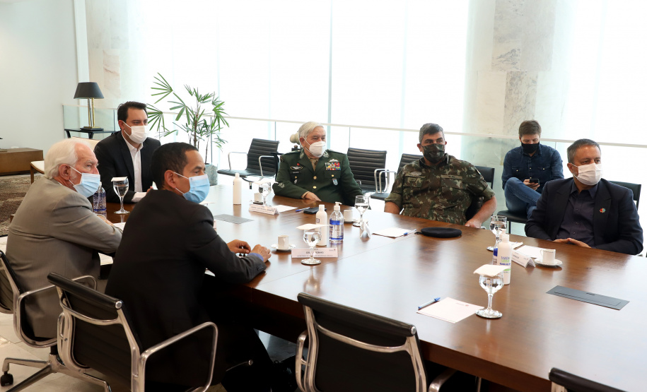 O governador Carlos Massa Ratinho Junior apresentou nesta quarta-feira (5) ao presidente do Superior Tribunal Militar (STM), general do Exército Luis Carlos Gomes Mattos, o projeto de Ponta Grossa para receber a Escola de Sargentos das Armas (ESA) do Exército Brasileiro.  Foto: Ari Dias/AEN