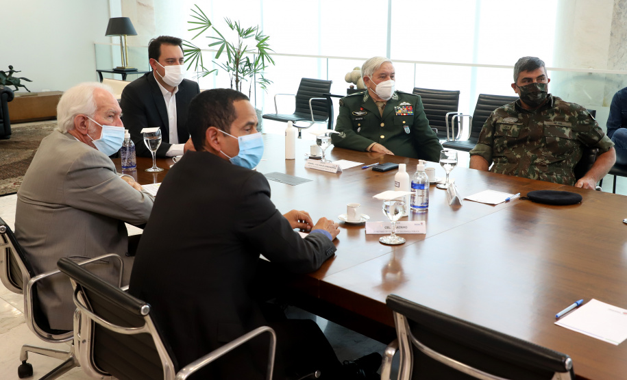 O governador Carlos Massa Ratinho Junior apresentou nesta quarta-feira (5) ao presidente do Superior Tribunal Militar (STM), general do Exército Luis Carlos Gomes Mattos, o projeto de Ponta Grossa para receber a Escola de Sargentos das Armas (ESA) do Exército Brasileiro.  Foto: Ari Dias/AEN