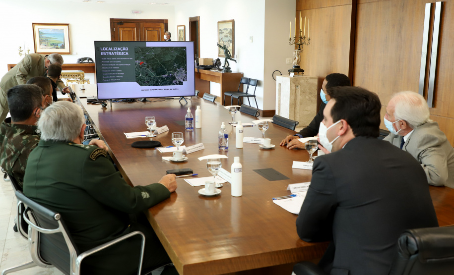 O governador Carlos Massa Ratinho Junior apresentou nesta quarta-feira (5) ao presidente do Superior Tribunal Militar (STM), general do Exército Luis Carlos Gomes Mattos, o projeto de Ponta Grossa para receber a Escola de Sargentos das Armas (ESA) do Exército Brasileiro.  Foto: Ari Dias/AEN