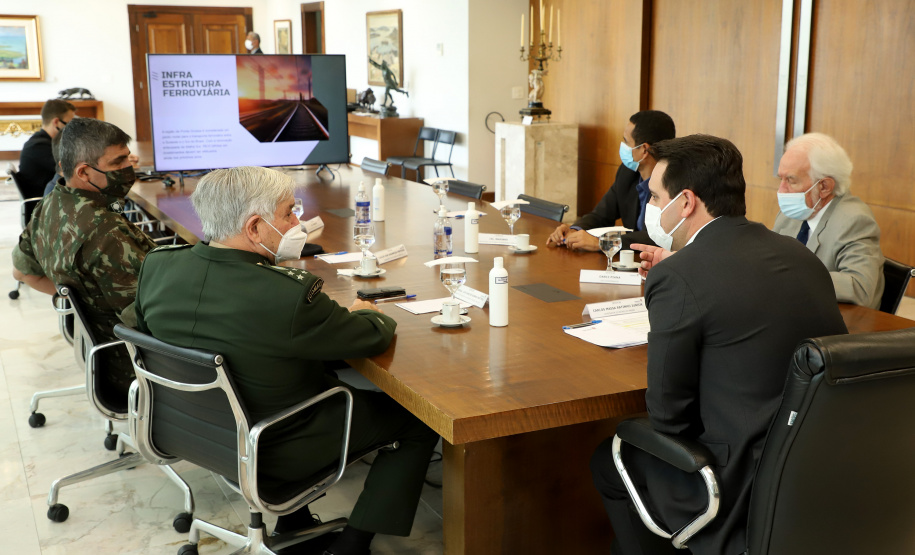 O governador Carlos Massa Ratinho Junior apresentou nesta quarta-feira (5) ao presidente do Superior Tribunal Militar (STM), general do Exército Luis Carlos Gomes Mattos, o projeto de Ponta Grossa para receber a Escola de Sargentos das Armas (ESA) do Exército Brasileiro.  Foto: Ari Dias/AEN